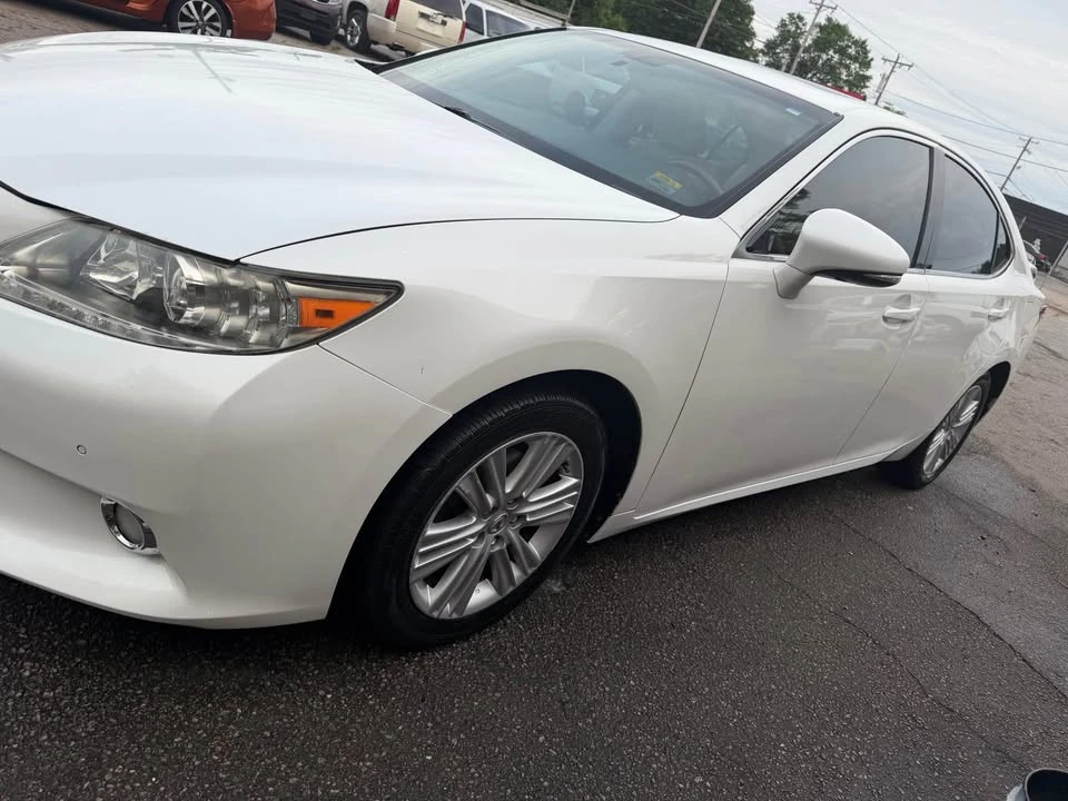 2014 Lexus ES 6th Gen - Image 2 of 11