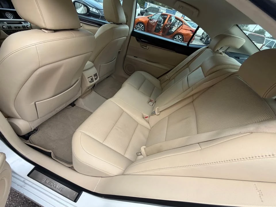 2014 Lexus ES 6th Gen - Image 8 of 11