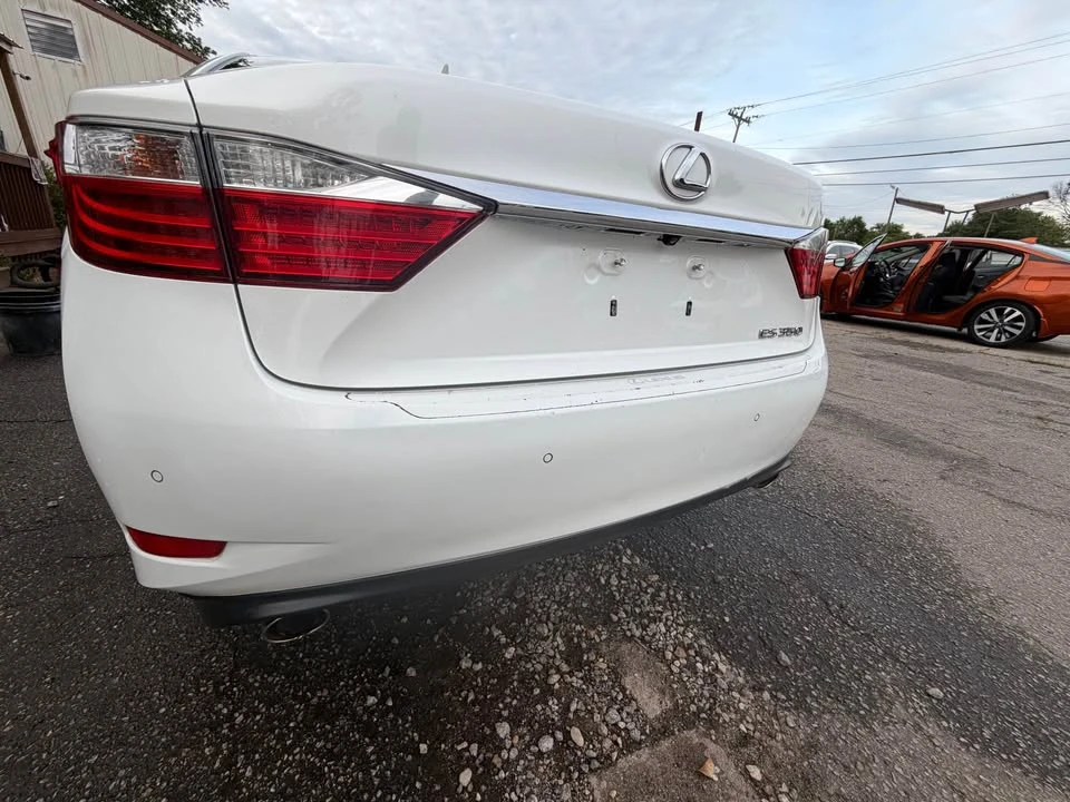 2014 Lexus ES 6th Gen - Image 5 of 11