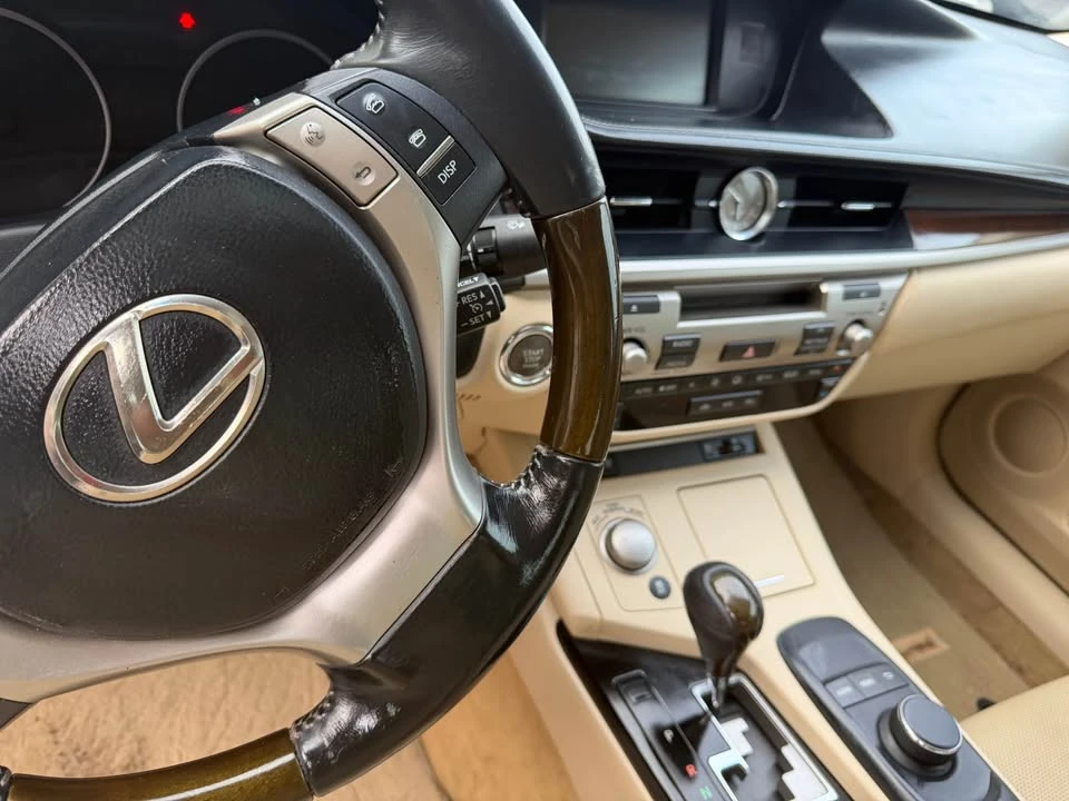 2014 Lexus ES 6th Gen - Image 10 of 11