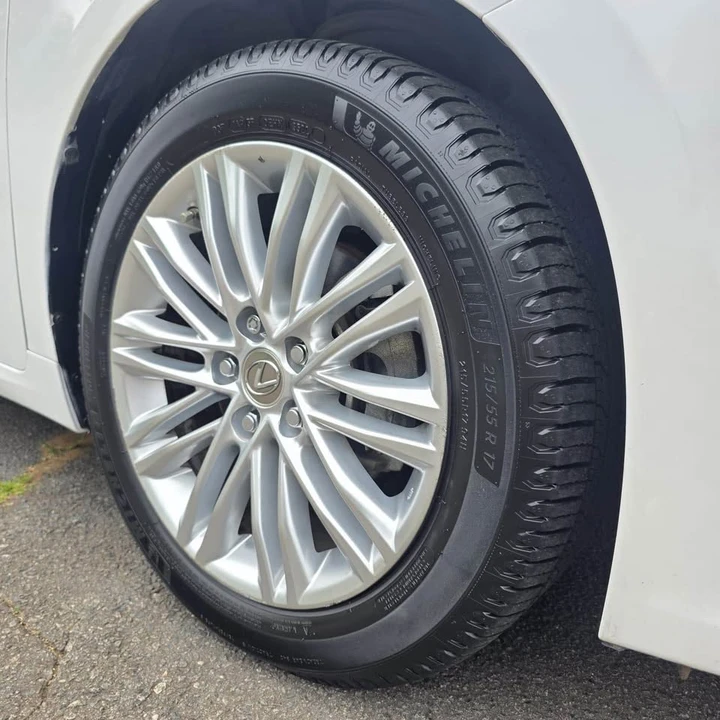 2014 Lexus ES 6th Gen - Image 17 of 19