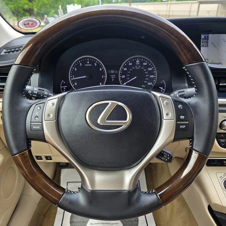 2014 Lexus ES 6th Gen - Image 12 of 19