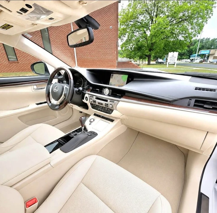 2014 Lexus ES 6th Gen - Image 10 of 19