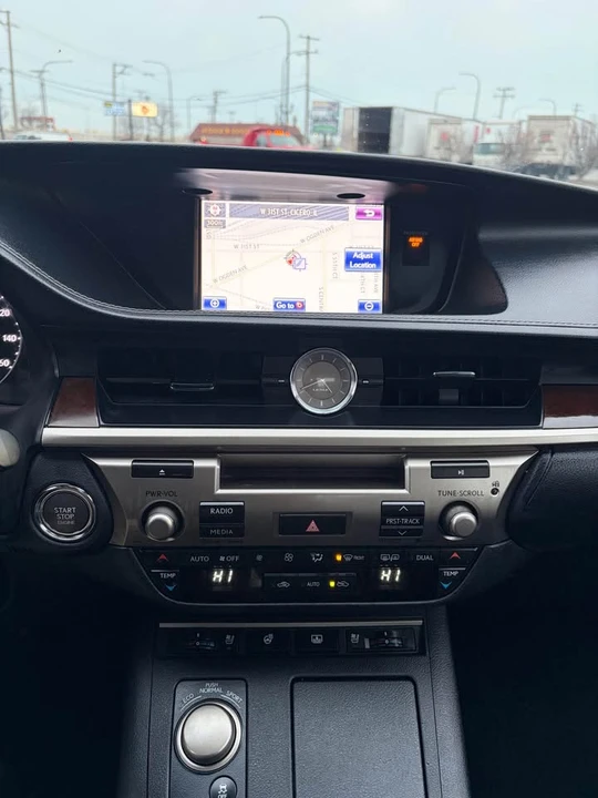2014 Lexus ES 6th Gen - Image 15 of 19