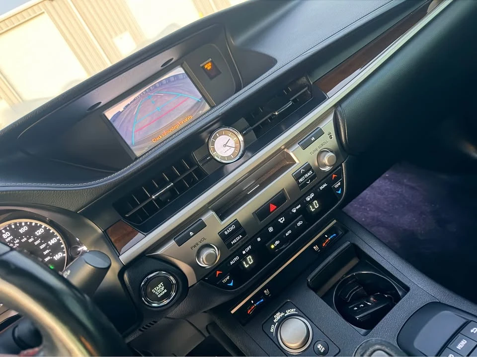 2014 Lexus ES 6th Gen - Image 17 of 20