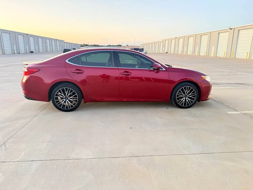 2014 Lexus ES 6th Gen - Image 11 of 20