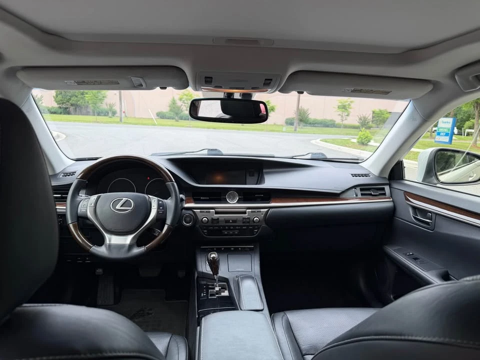 2014 Lexus ES 6th Gen - Image 6 of 16