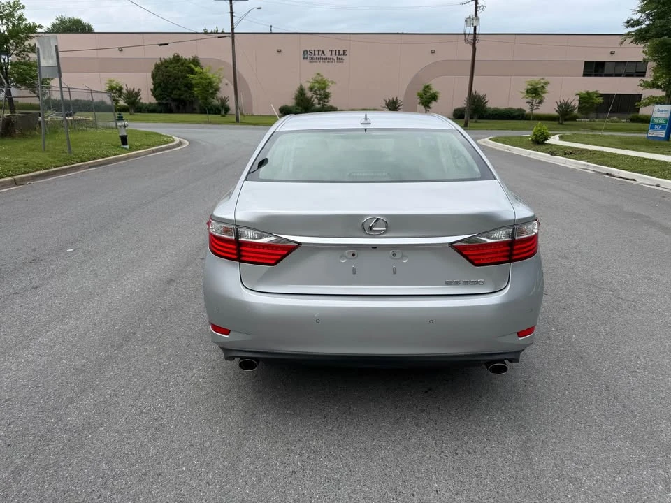 2014 Lexus ES 6th Gen - Image 10 of 16