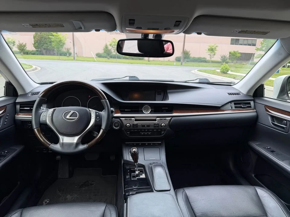 2014 Lexus ES 6th Gen - Image 7 of 16