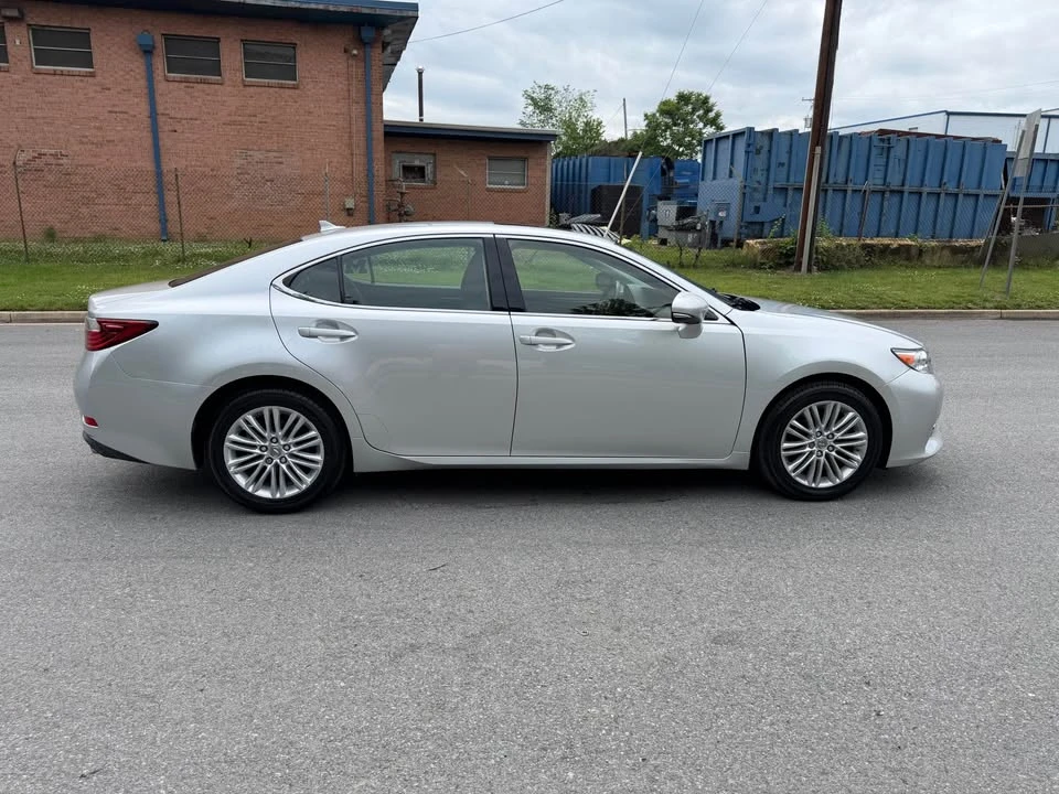 2014 Lexus ES 6th Gen - Image 12 of 16