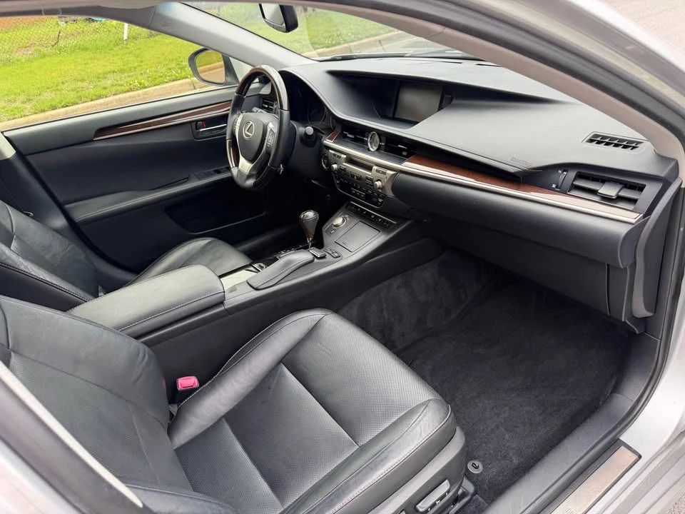 2014 Lexus ES 6th Gen - Image 13 of 16