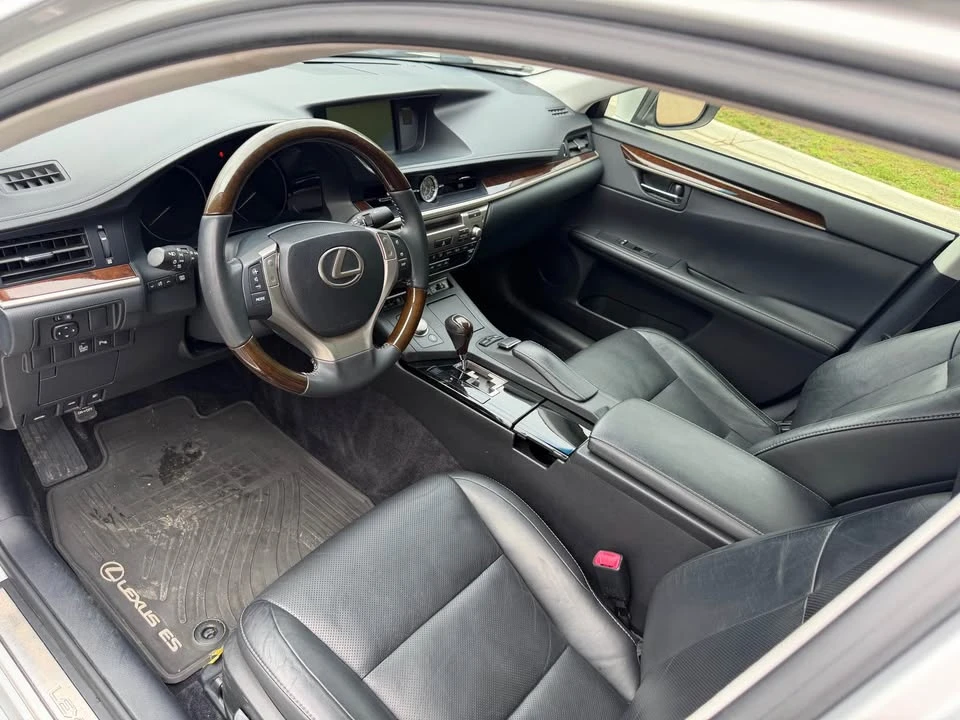 2014 Lexus ES 6th Gen - Image 5 of 16