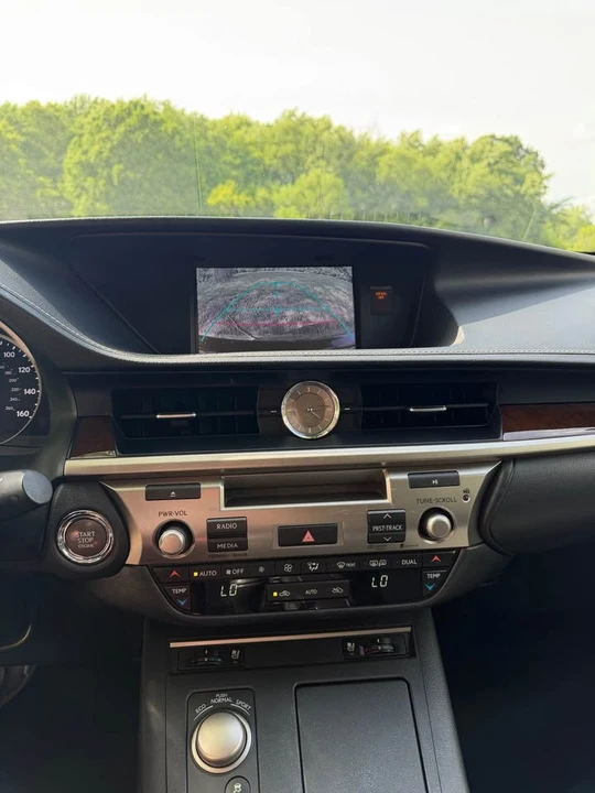 2014 Lexus ES 6th Gen - Image 11 of 16