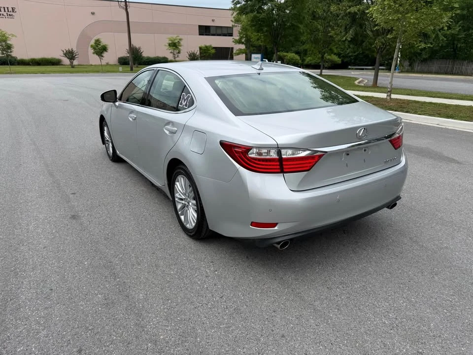 2014 Lexus ES 6th Gen - Image 9 of 16