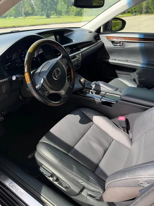 2014 Lexus ES 6th Gen - Image 6 of 16