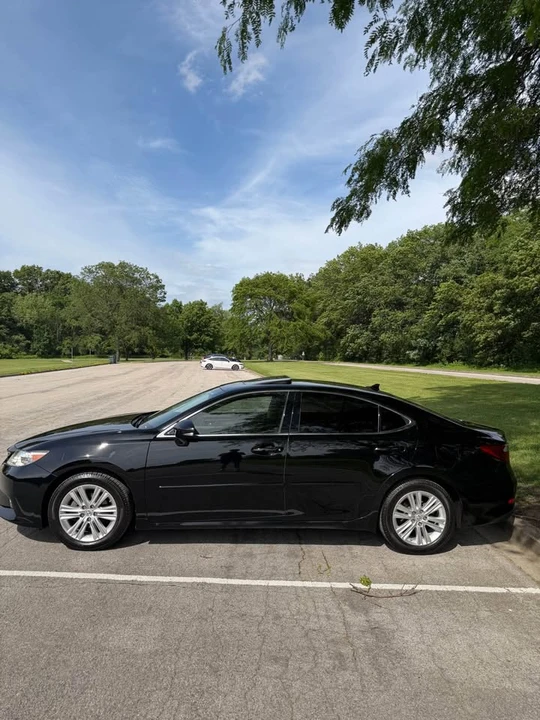 2014 Lexus ES 6th Gen - Image 5 of 16