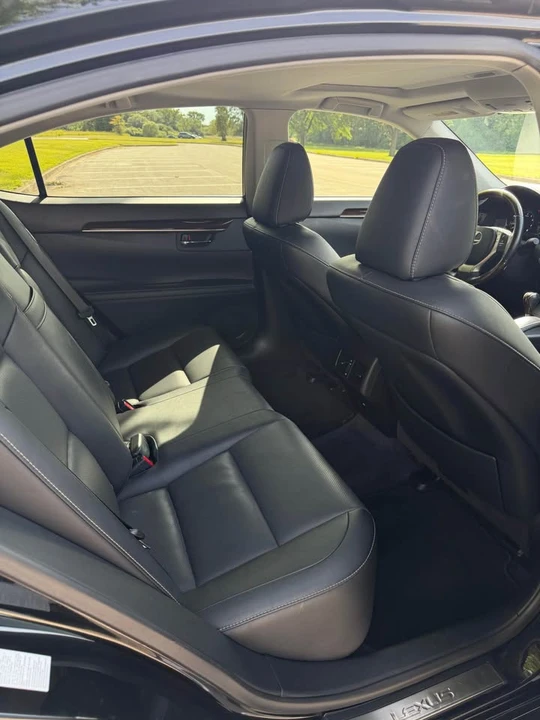 2014 Lexus ES 6th Gen - Image 9 of 16