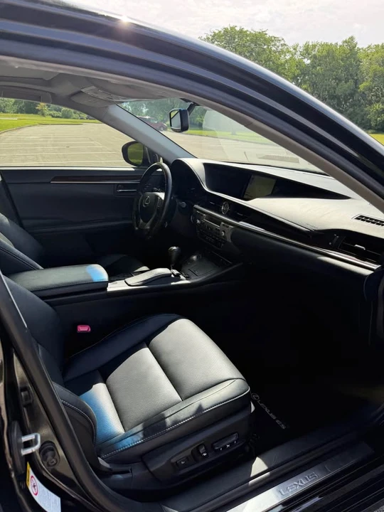 2014 Lexus ES 6th Gen - Image 8 of 16