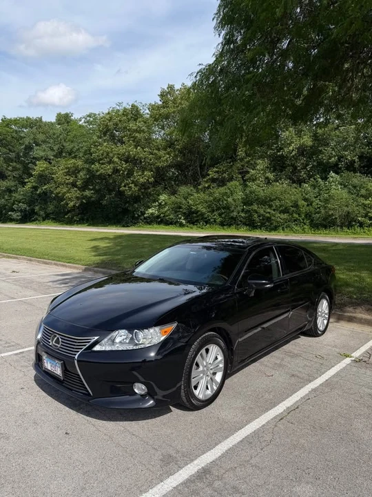 2014 Lexus ES 6th Gen - Image 2 of 16