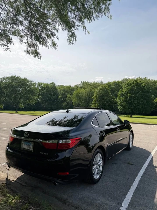 2014 Lexus ES 6th Gen - Image 14 of 16