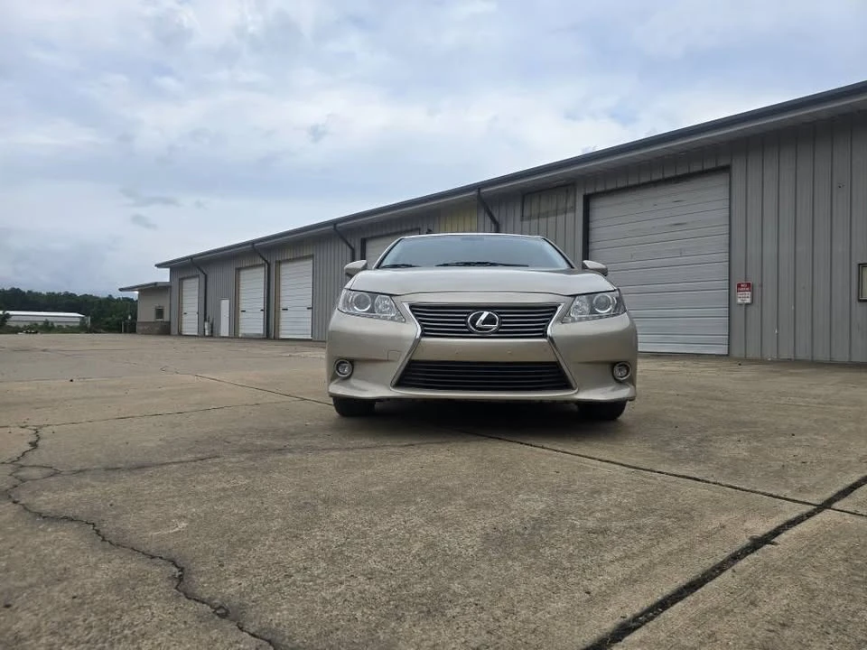2014 Lexus ES 6th Gen - Image 2 of 19