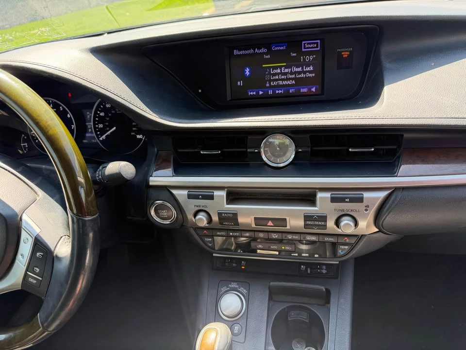2014 Lexus ES 6th Gen - Image 6 of 10