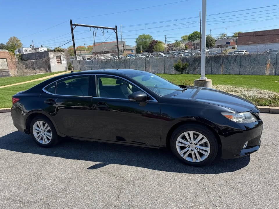 2014 Lexus ES 6th Gen - Image 3 of 10