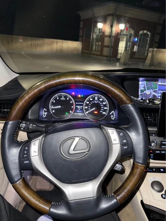2014 Lexus ES 6th Gen - Image 8 of 15