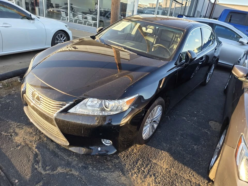 2014 Lexus ES 6th Gen - Image 2 of 5
