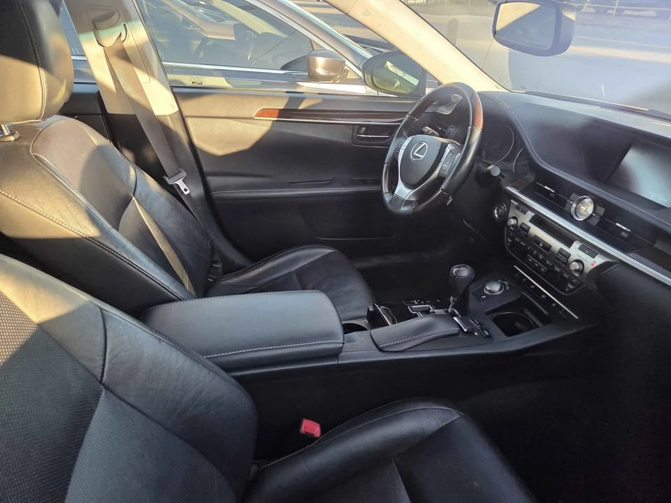 2014 Lexus ES 6th Gen - Image 4 of 5