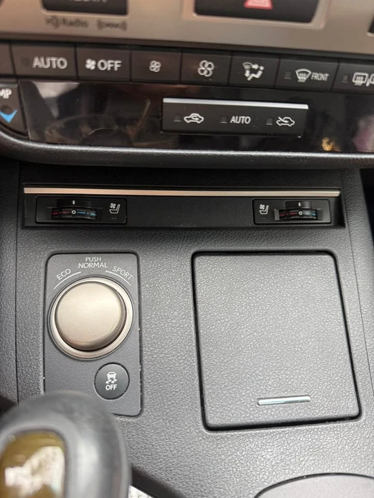 2014 Lexus ES 6th Gen - Image 17 of 21