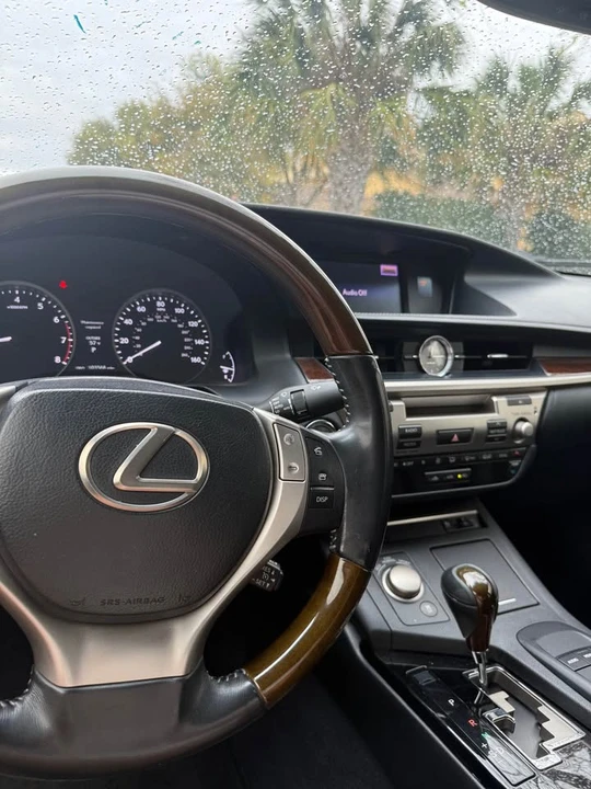 2014 Lexus ES 6th Gen - Image 9 of 21