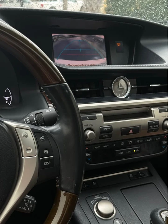 2014 Lexus ES 6th Gen - Image 16 of 21