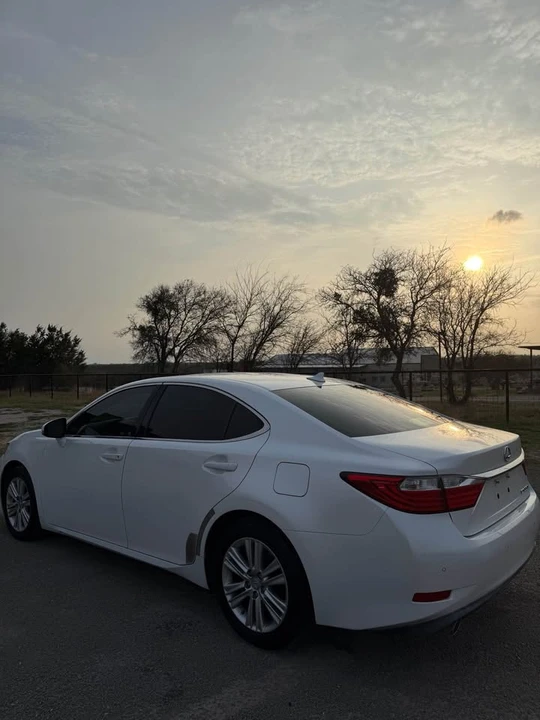 2014 Lexus ES 6th Gen - Image 18 of 21