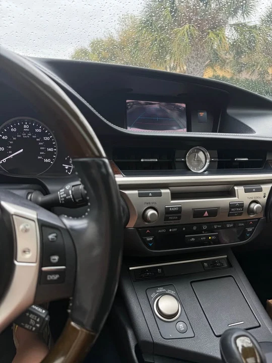 2014 Lexus ES 6th Gen - Image 13 of 21