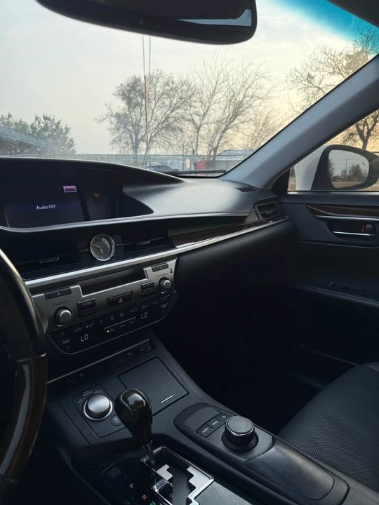 2014 Lexus ES 6th Gen - Image 20 of 21