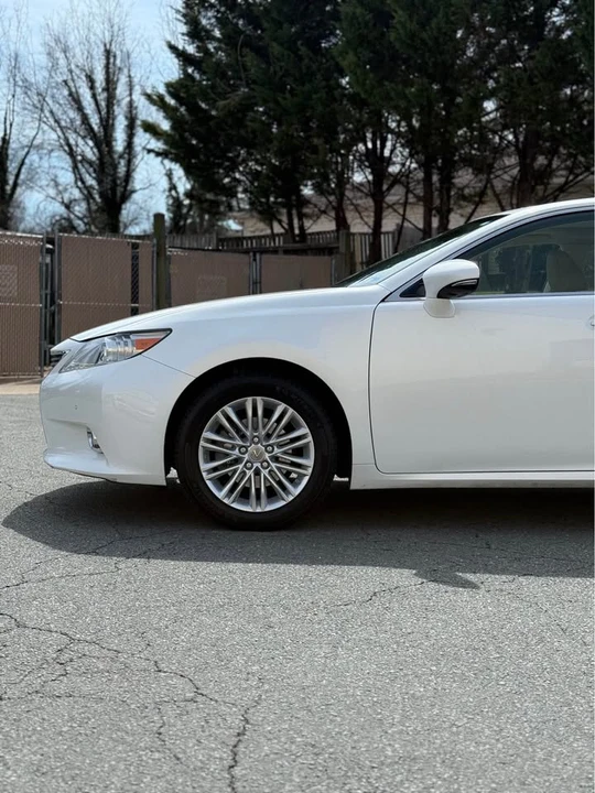 2014 Lexus ES 6th Gen - Image 13 of 21