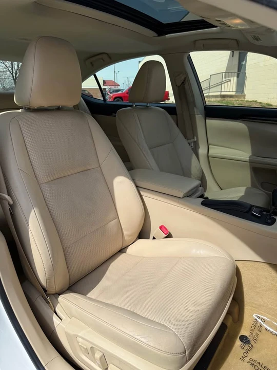 2014 Lexus ES 6th Gen - Image 16 of 21