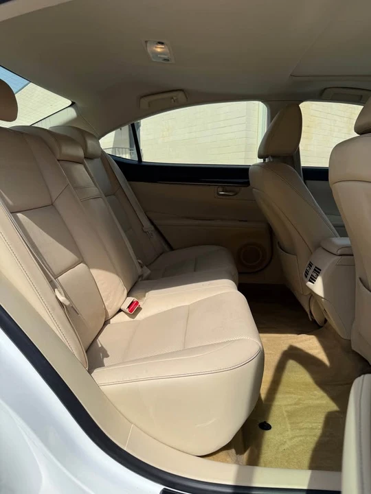 2014 Lexus ES 6th Gen - Image 9 of 21