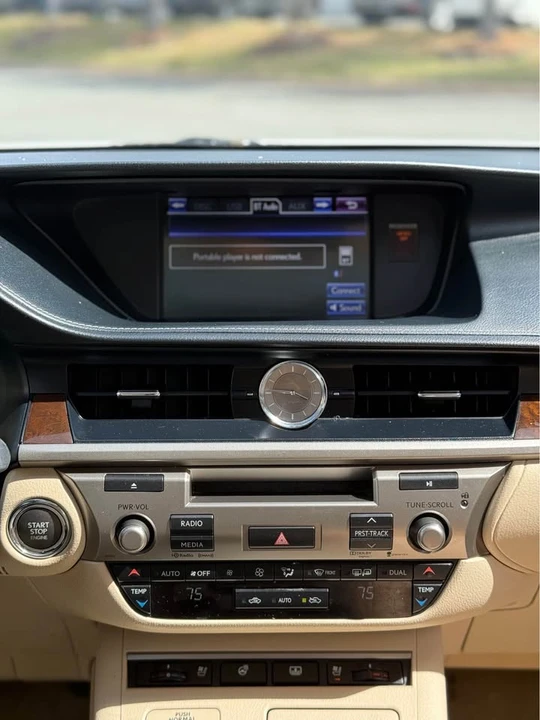 2014 Lexus ES 6th Gen - Image 19 of 21