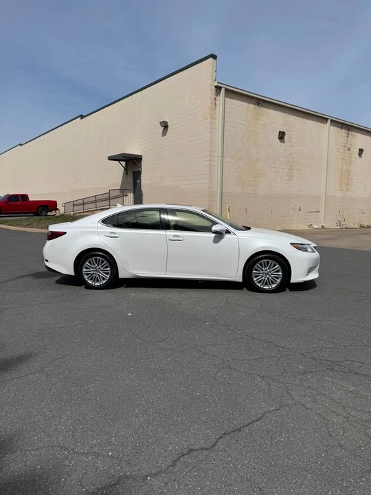 2014 Lexus ES 6th Gen - Image 2 of 21