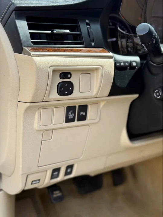 2014 Lexus ES 6th Gen - Image 15 of 21