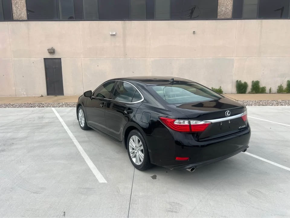 2014 Lexus ES 6th Gen - Image 6 of 12