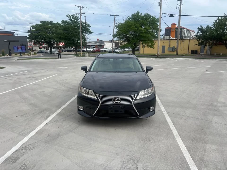 2014 Lexus ES 6th Gen - Image 2 of 12