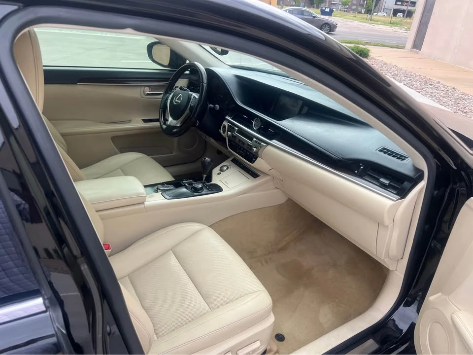 2014 Lexus ES 6th Gen - Image 9 of 12