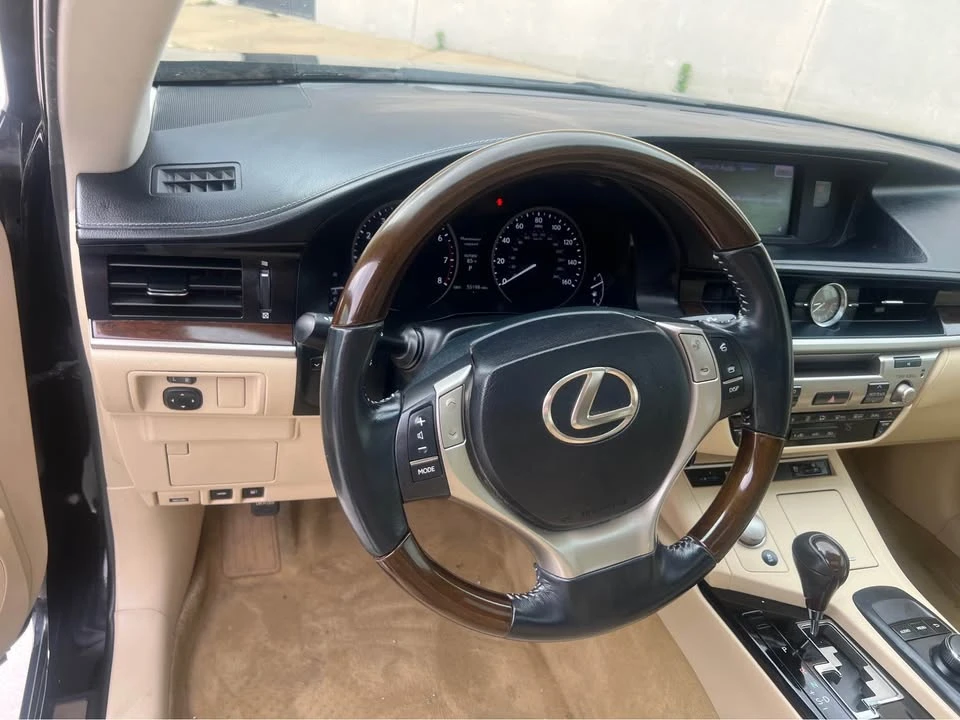 2014 Lexus ES 6th Gen - Image 11 of 12