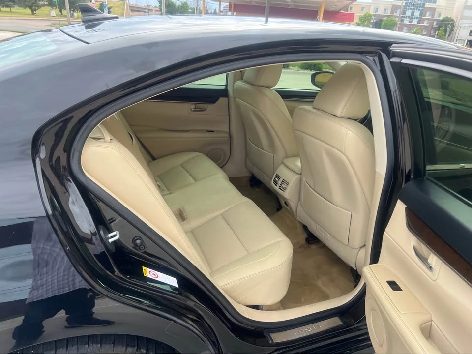 2014 Lexus ES 6th Gen - Image 10 of 12