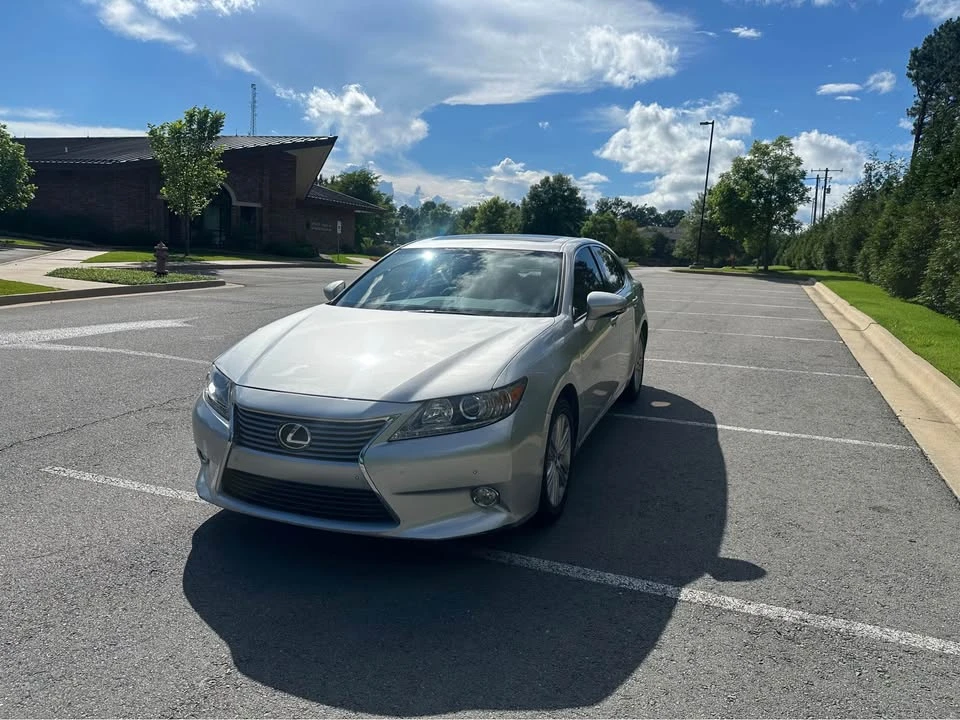 2014 Lexus ES 6th Gen - Image 5 of 10