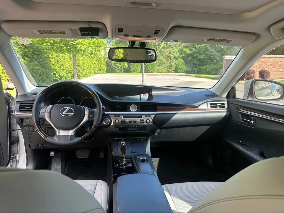 2014 Lexus ES 6th Gen - Image 2 of 10