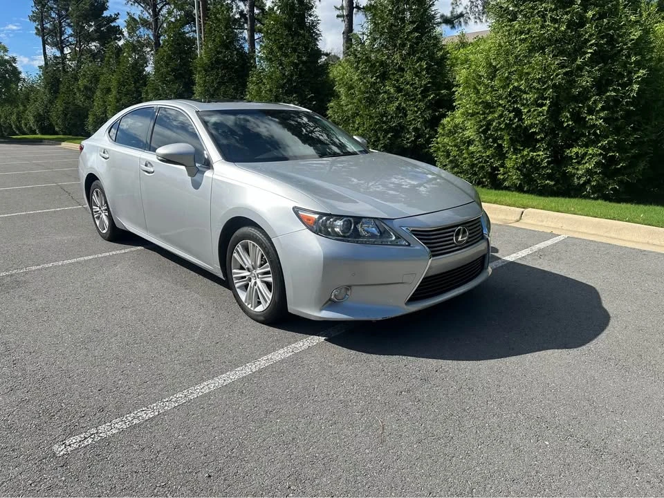 2014 Lexus ES 6th Gen - Image 9 of 10